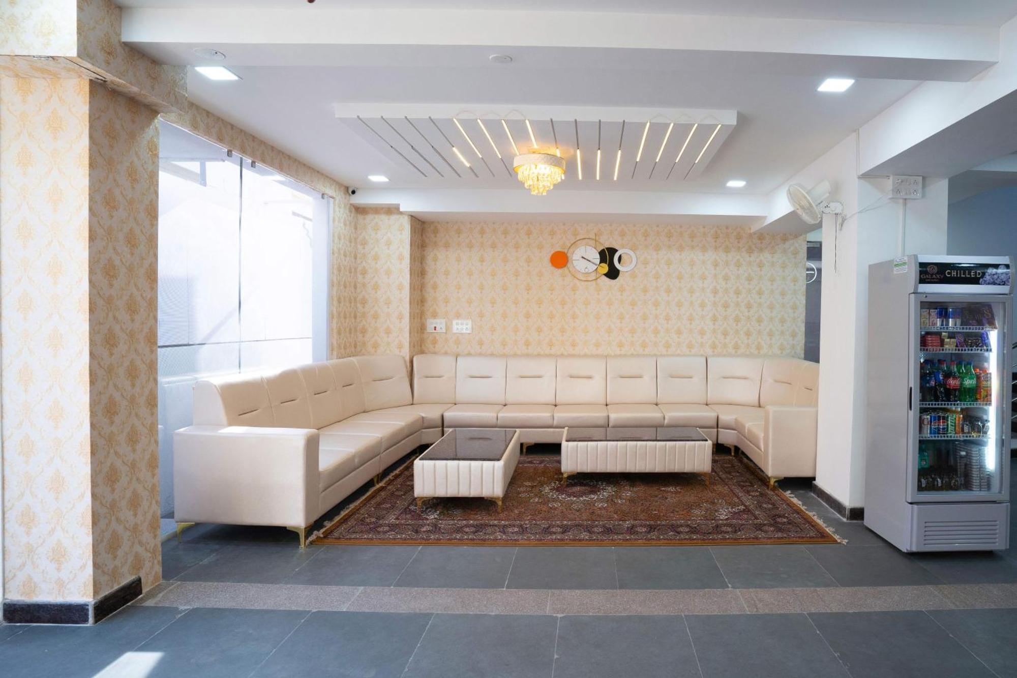 Treebo Galaxy Kings Suites, Hebbal Bangalore Exteriör bild
